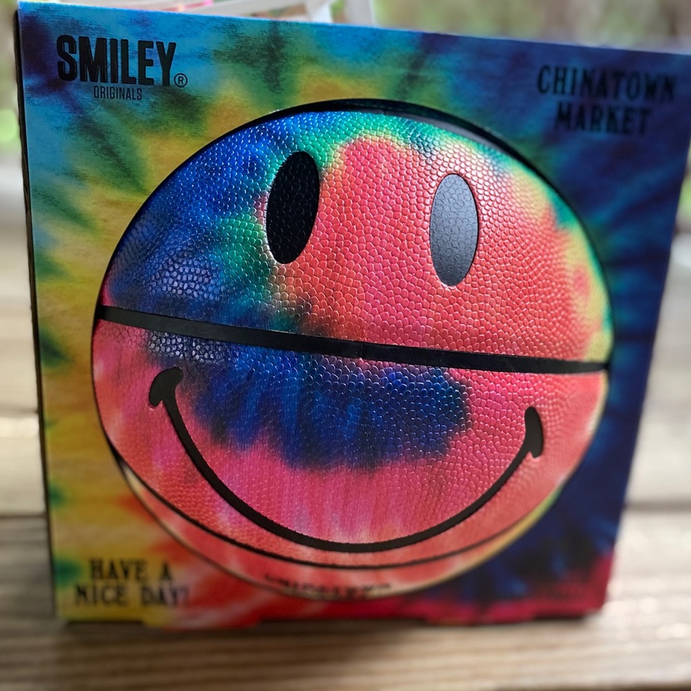 Chinatown market tie dye smiley basketball 🏀